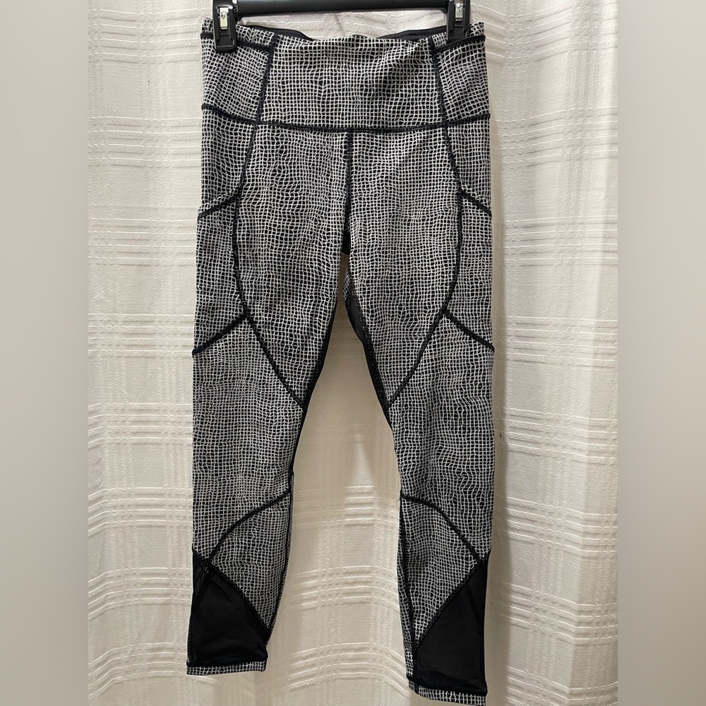 Lululemon black and white ruched back leggings size 6